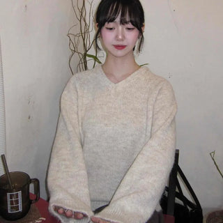Delicate Fit Loose Fit V-Neck Knit