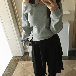 Big lettering one strap sweatshirt