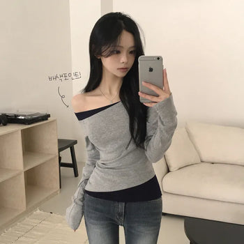 Full of cuteness, asymmetrical color block off-shoulder delicate slim skinny fit long-sleeve t-shirt