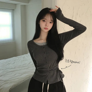 Delicate fit covering the back of the hands, all-in-one U-neck layered button ribbon strap cinched waist slim fit T-shirt long sleeve cardigan