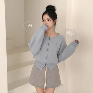 Soft, Round Neck Pendant Two-Way Waist-Cinched Delicate Avant Fit Semi-Crop Knit Cardigan