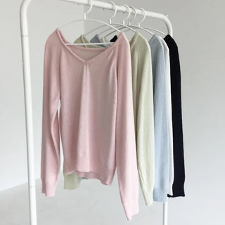 Color V-neck Thin Long Sleeve Knit Must-Have Item for Dates and Travel Look