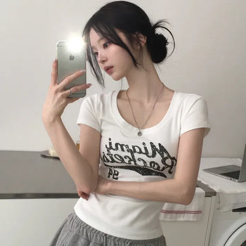 Arm-Slimming Fit! Vintage Print U-Neck Side Shirring Rolled Hem Cinched Waist Delicate Skinny Fit Short Sleeve T-Shirt
