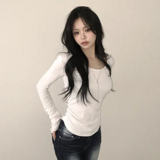 Delicate fit covering the back of the hand, U-neck pendant side shirring delicate slim fit rolled hem warmer long sleeve t-shirt