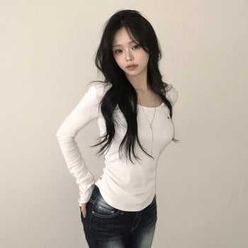 Delicate fit covering the back of the hand, U-neck pendant side shirring delicate slim fit rolled hem warmer long sleeve t-shirt
