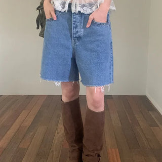 Buttoned capri denim shorts