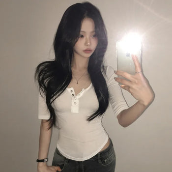 Figure-flattering See-through U-Neck T-Shirt with Buttons and Rolled Hem, Slim Fit Five-Sleeve T-Shirt