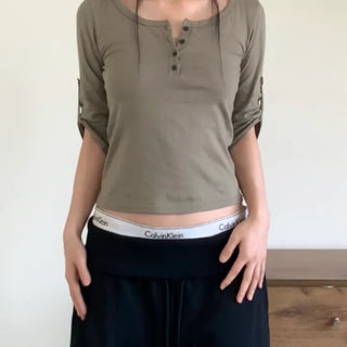 Button-rolled 3/4 sleeves