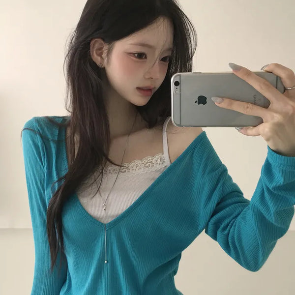 Hand-covering fit that evokes protective instincts, Skin-safe see-through deep V-neck ribbed delicate slim fit long-sleeve t-shirt