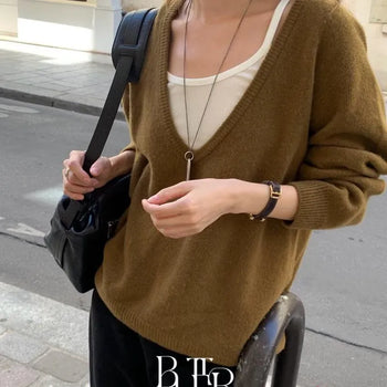 Celine Cashmere Wholegarment Deep V-Neck Knit, Loose-Fit Delicate Wool Layered Long-Sleeve Autumn Top