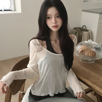 Delicate fit covering the back of the hand, one-piece halter layered U-neck wavy delicate slim fit long-sleeve T-shirt