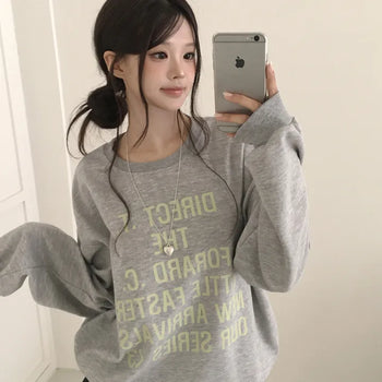 Effortlessly chic, Lettering Round Neck Avant-garde Boxy Oversized Sweatshirt