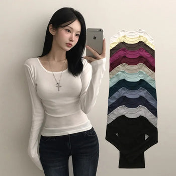 Figure-flattering, basic U-neck slim, delicate fit plain solid long-sleeve inner t-shirt for transitional seasons