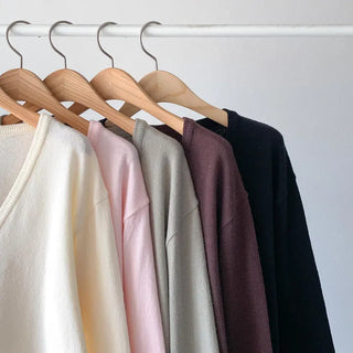 Delicate fit V-neck soft knit