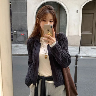 Dove Scallop Cable Knit Zip-up