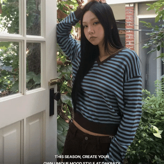 Pet V-neck Striped Crop Knit
