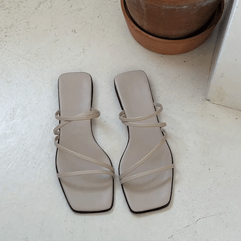 Diagonal strap slippers