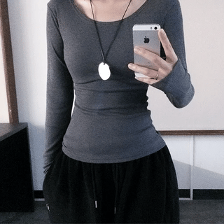 ✦ Slimming V-neck Long Sleeve Tee