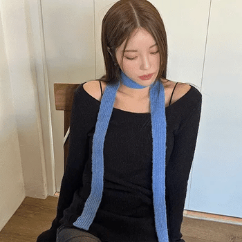 Gold-trimmed slim knit scarf
