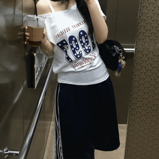 06 number Off-shoulder T-shirt