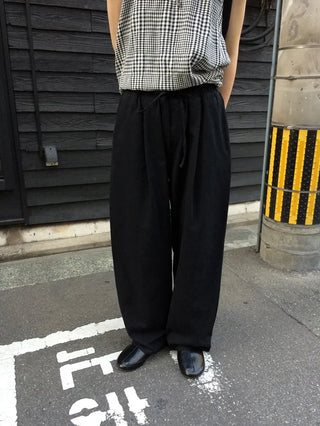 Wide-legged pleated chino pants
