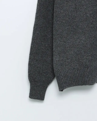 Simple V-neck long-sleeved knit