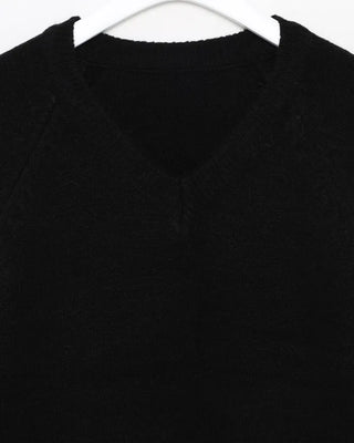 V-neck raglan shoulder wide rib sweater