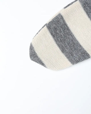 Scalloped hem border knee-high socks