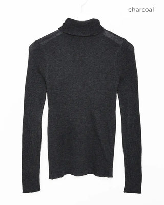 Colored turtleneck knit