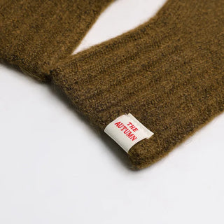 Finger hole label point gloves