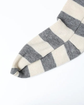 Scalloped hem border knee-high socks