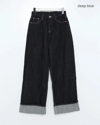 Rolled-up rigid denim pants