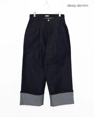 Rolled-up rigid denim pants