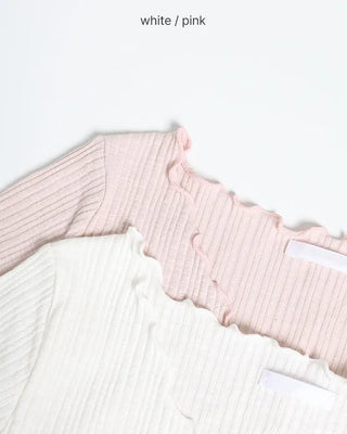 V-neck wave scallop point T-shirt