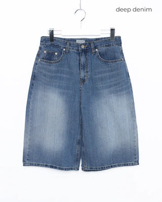 Back-button Bermuda shorts