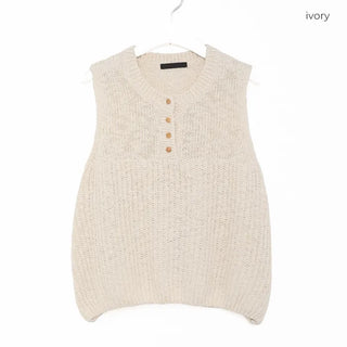 Button-point sleeveless knit