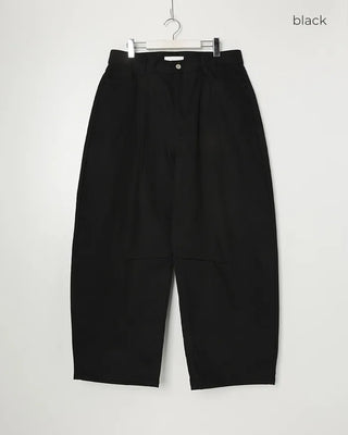 Curved silhouette wide pants