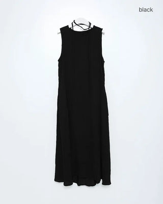 String pleated sleeveless long dress