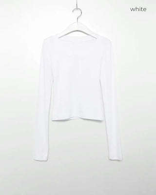 U-neckline long-sleeved T-shirt