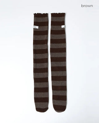 Scalloped hem border knee-high socks