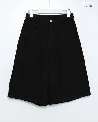 Side-button Bermuda shorts