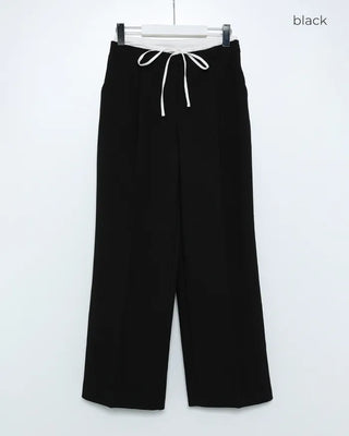 Layered design one-tuck slacks