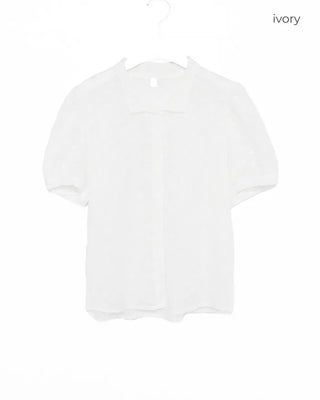 Flower punched short-sleeved blouse