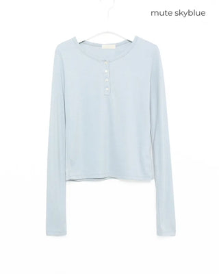 Simple long-sleeved T-shirt with half buttons