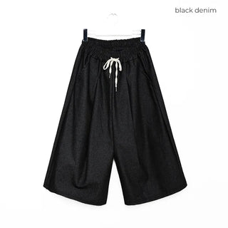 Pleated denim shorts