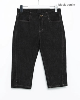 Curved-out seam rigid denim capri pants