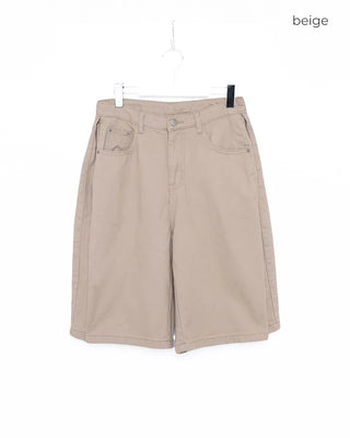 Bermuda shorts with side pleats