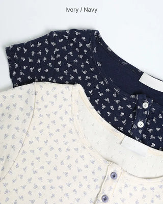 Flower punched button short-sleeved T-shirt
