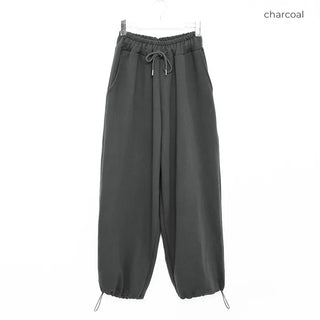 Wide-leg pants with back pockets
