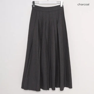 Pleated long classic skirt